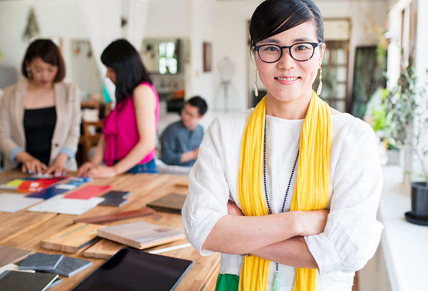 Woman standing in front of colleagues in the office.